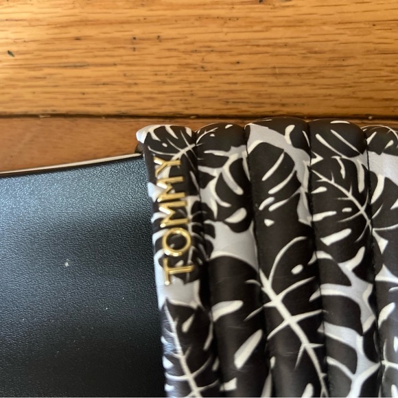 Tommy Hilfiger Womens Bleci Rubber Summer Slides Sandals Slip On Size 9 - Picture 4 of 6